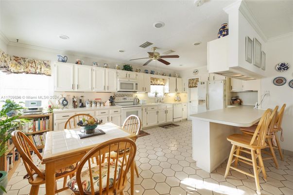 Dining room, Interior, Kitchen, Recessed Lighting