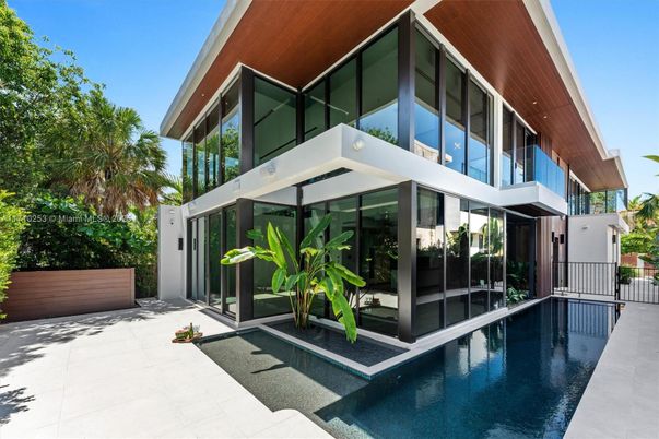 Exterior, Facade, Modern