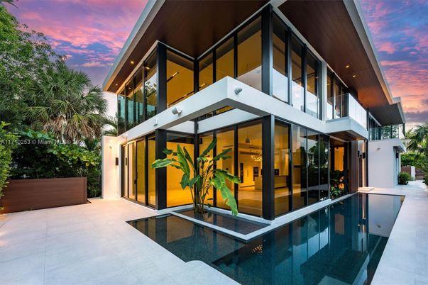 Exterior, Facade, Pool, Modern