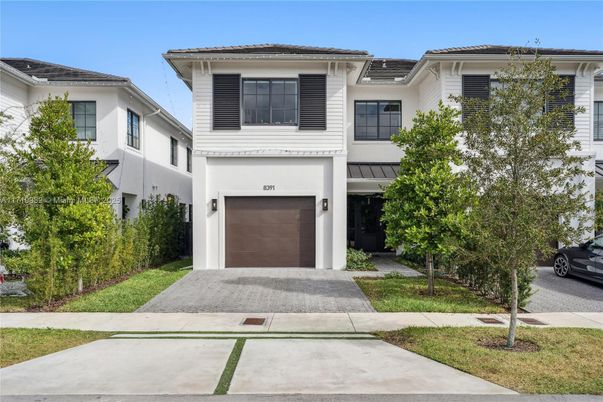 Attached, Exterior, Facade, Mediterranean