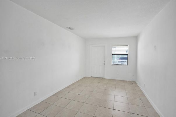 Empty room, Interior