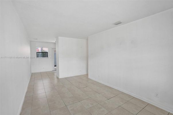Empty room, Interior