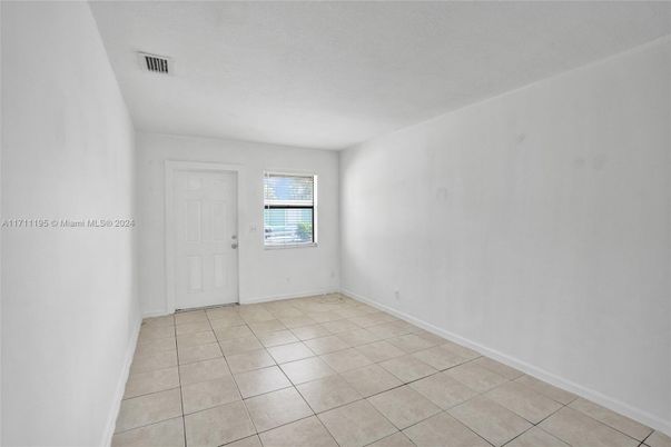 Empty room, Interior