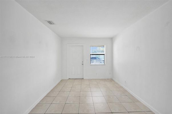 Empty room, Interior