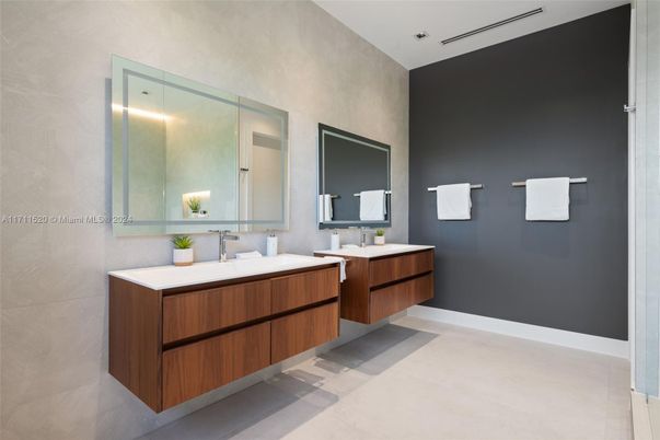 Bathroom, Dual Sink Vanities, Interior, Recessed Lighting