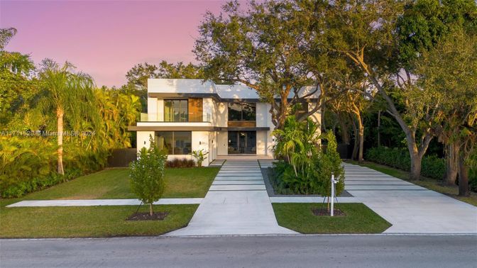 Exterior, Facade, Modern