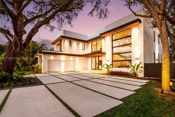 Attached, Backyard, Exterior, Facade, Modern