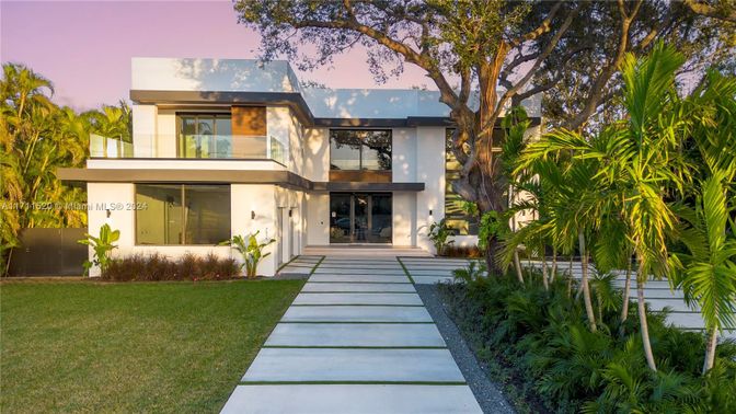Backyard, Exterior, Facade, Modern