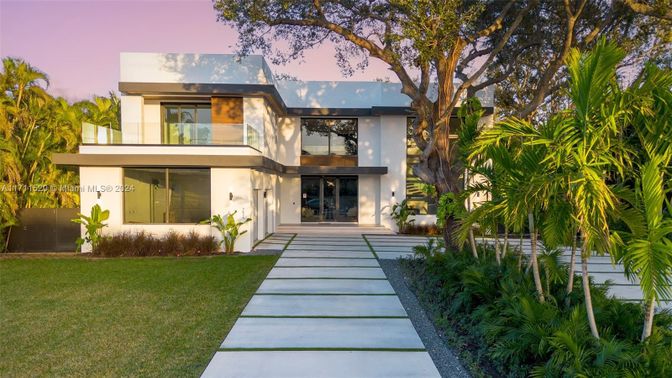 Backyard, Exterior, Facade, Modern