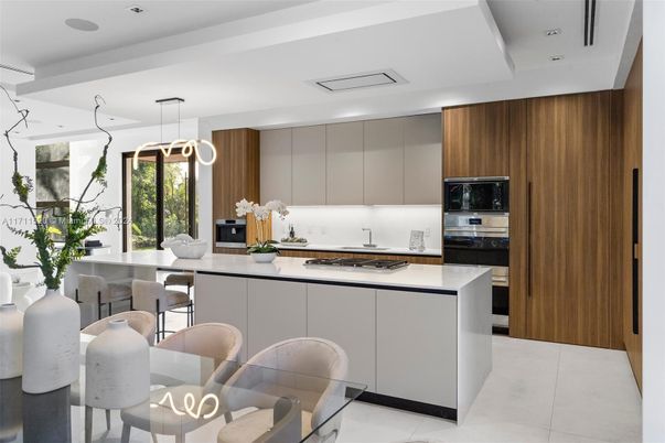 Dining room, Interior, Kitchen, Pendant Lights, Recessed Lighting, Stainless Steel Appliances