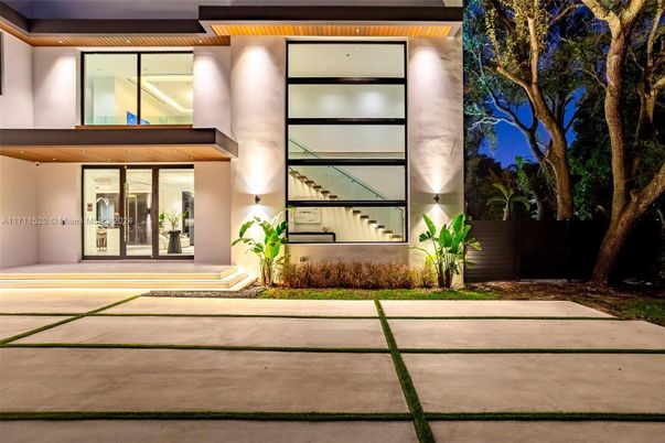 Exterior, Facade, Modern