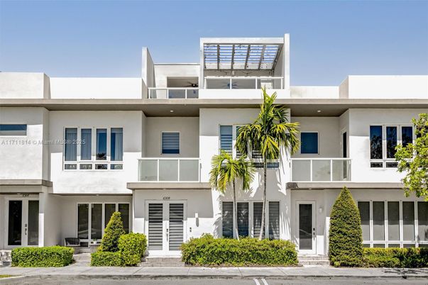 Exterior, Facade, Modern