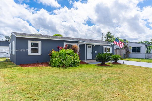 Backyard, Exterior, Facade, Ranch