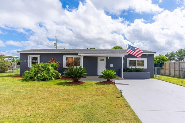 Backyard, Exterior, Facade, Ranch