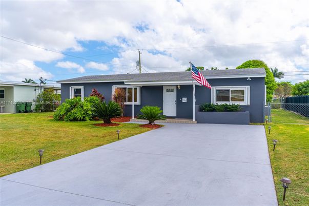 Backyard, Exterior, Facade, Ranch
