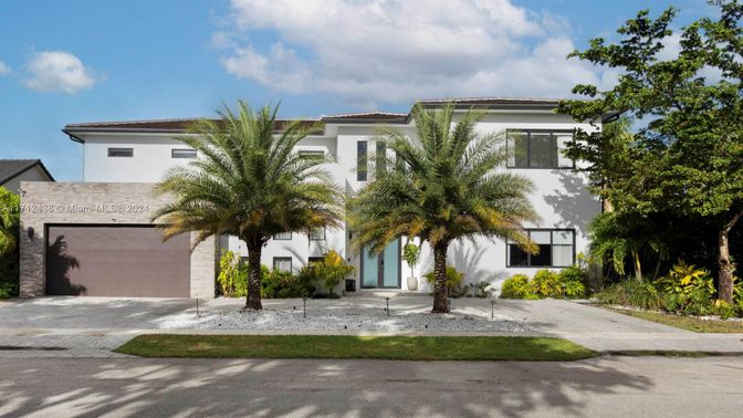 Attached, Exterior, Facade, Mediterranean