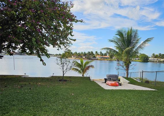 Exterior, Lake