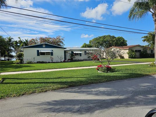 Backyard, Exterior, Facade, Ranch