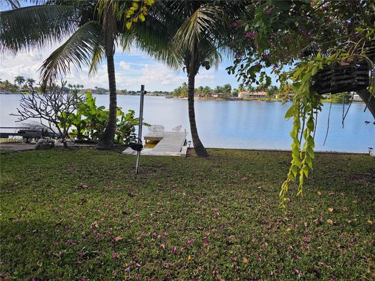 Exterior, Lake