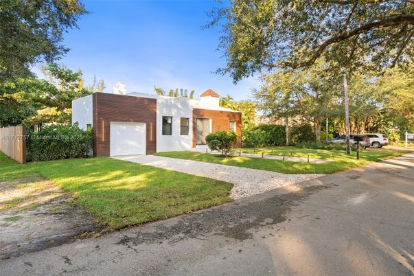 Attached, Backyard, Exterior, Facade, Modern