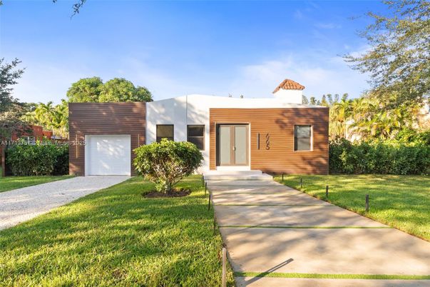 Attached, Backyard, Exterior, Facade, Modern