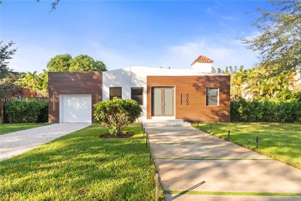 Attached, Backyard, Exterior, Facade, Modern