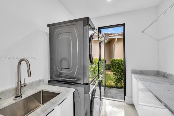 Interior, Kitchen, Recessed Lighting, Washer