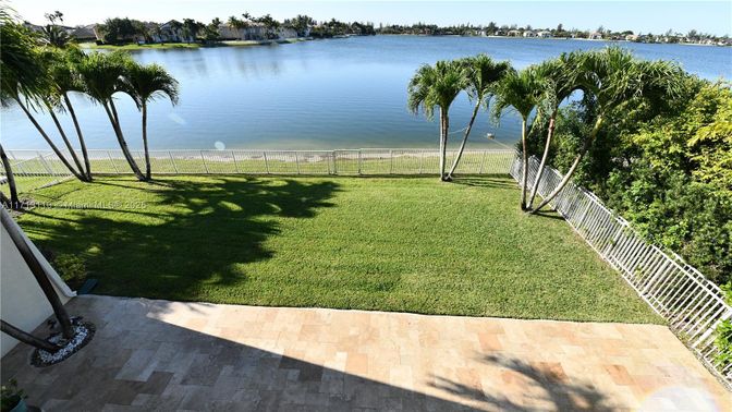 Exterior, Lake