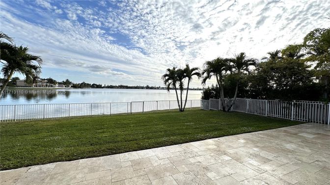 Exterior, Lake