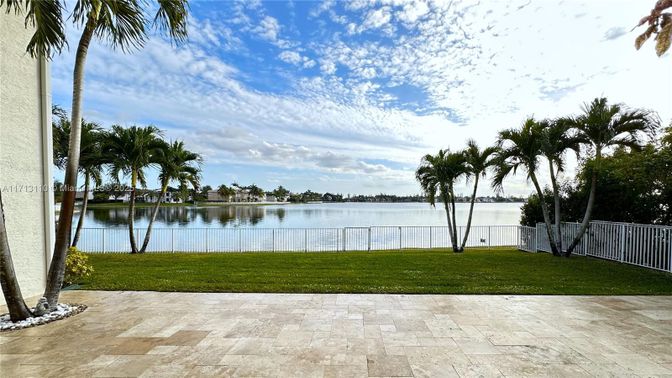 Exterior, Lake