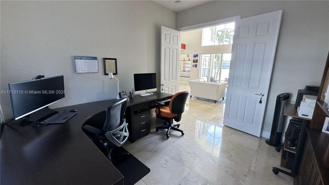 Home Office, Interior