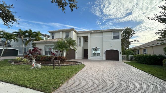 Attached, Exterior, Facade, Mediterranean