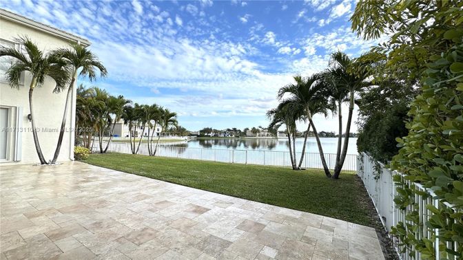 Exterior, Lake