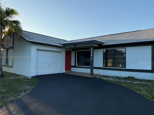 Attached, Exterior, Facade, Ranch