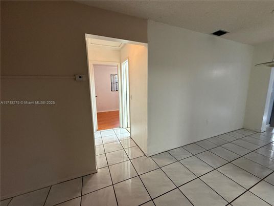 Empty room, Interior