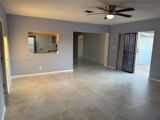 Empty room, Interior