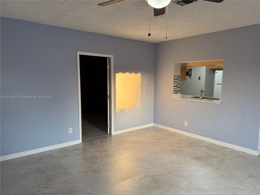 Empty room, Interior