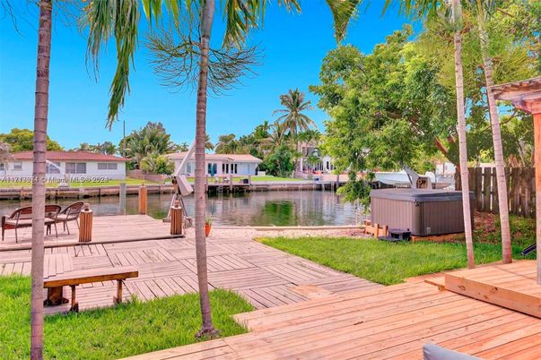 Exterior, Hot Tub, Lake