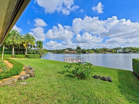 Exterior, Lake