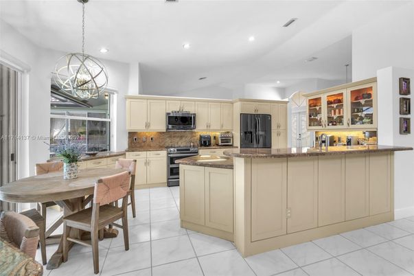 Dining room, Interior, Kitchen, Pendant Lights, Recessed Lighting, Stainless Steel Appliances