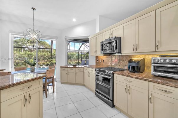 Dining room, Interior, Kitchen, Pendant Lights, Recessed Lighting, Stainless Steel Appliances