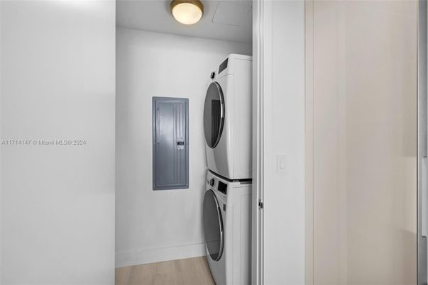 Interior, Utility Closets, Washer, Wood Texture Flooring