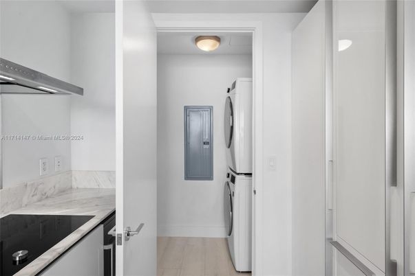 Interior, Utility Closets, Washer, Wood Texture Flooring