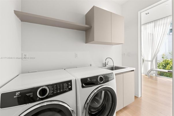 Interior, Washer, Wood Texture Flooring