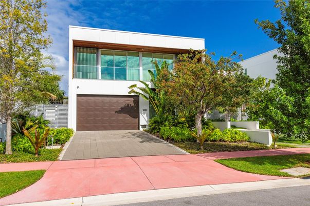 Attached, Exterior, Facade, Modern