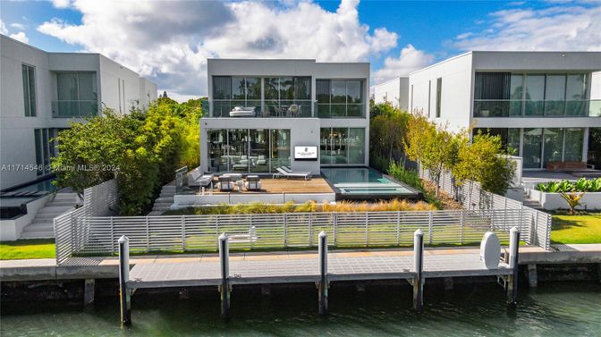 Exterior, Facade, Lake, Modern