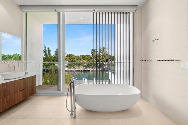 Bathroom, Free Standing Baths, Interior