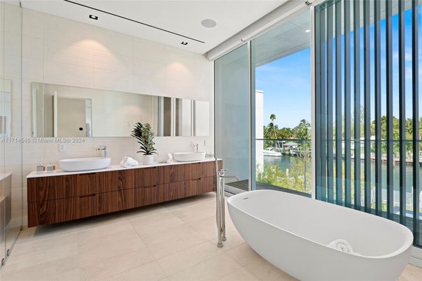 Bathroom, Dual Sink Vanities, Free Standing Baths, Interior, Recessed Lighting