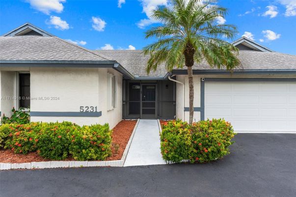 Attached, Exterior, Facade, Ranch