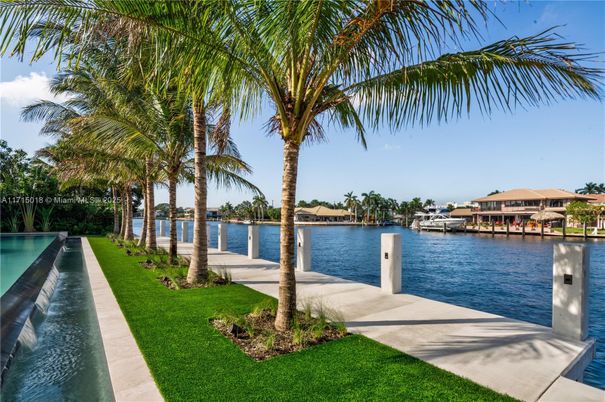 Exterior, Lake